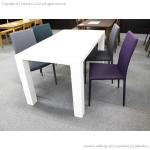 白色のテーブルに合わせるとお洒落