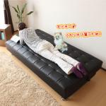 脚が付いた状態のベッド