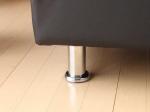 クロームメッキで仕上げたスチール脚